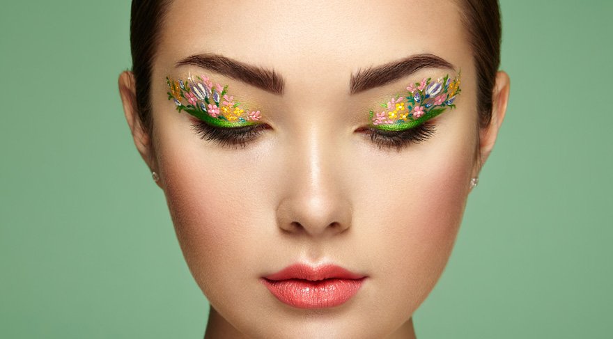 2018 makyaj trendlerinde çiçekli eyeliner detayı