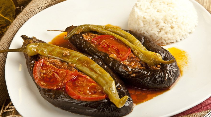 Karniyarik Tarifi Patlicani Kizartmadan Tencerede Karniyarik Nasil Yapilir Patlicanla Kiymanin Dansi Yemek Tarifleri