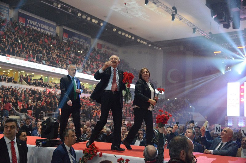 FOTO:SÖZCÜ - Yavuz ALATAN- Kılıçdaroğlu salona girişinde eşiyle birlikte partililere karanfil attı...