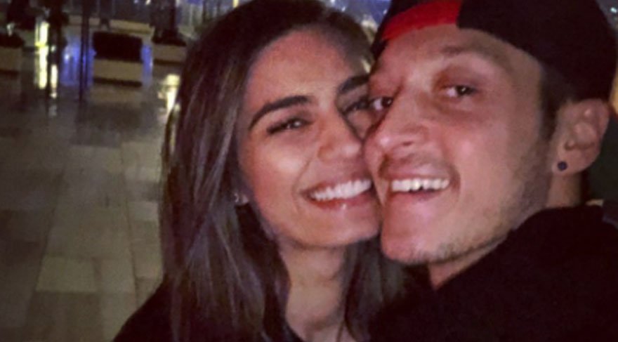 Amine ve Mesut yanak yanağa