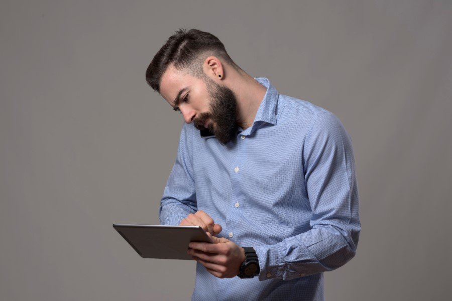 Boyun ağrılarının özellikle ofis çalışanlarında görüldüğünü vurgulayan Anadolu Sağlık MerkeziFiziksel Tıp ve Rehabilitasyon Uzmanı Prof. Dr. Semih Akı, “Günlük hayatta alınabilecek bazı önlemlerle boyun ağrıları önlenebilir. Çalışırken elleri serbest bırakabilmek için telefon ahizesini omza sıkıştırmak boyun ağrısına neden olabiliyor” açıklamasında bulundu.