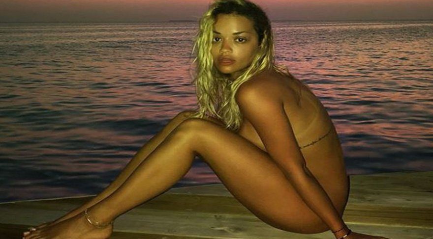 Rita Ora’dan çok seksi paylaşımlar… Kırmızı bikinisi ile büyüledi!