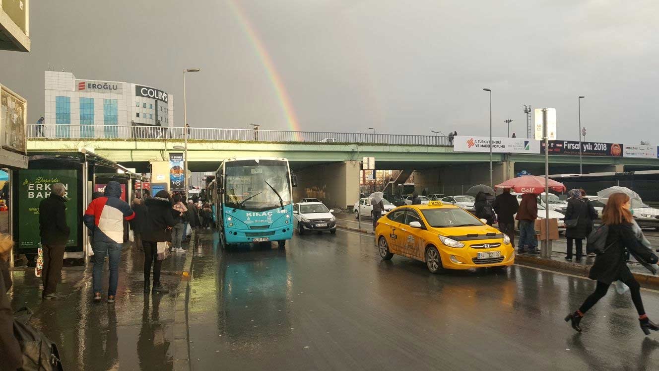 Metro,metrobüs, otobüs, minibüs derken Yenibosna Kuleli durağı kentin en yoğun duraklarından birisi haline dönüşmüş durumda.