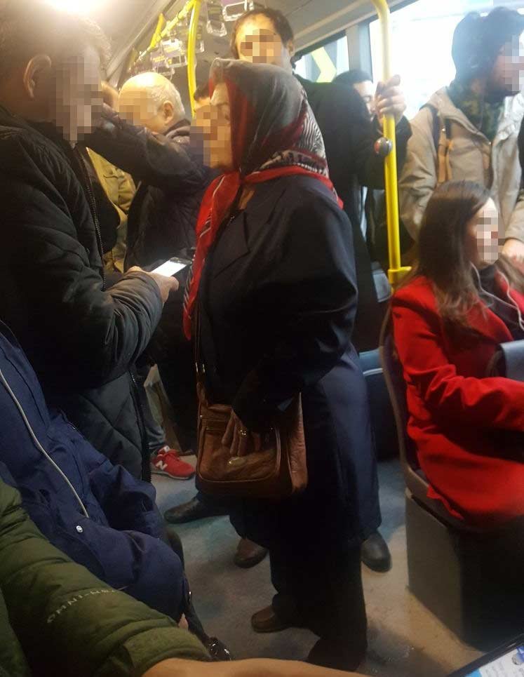FOTO:SÖZCÜ - Trafik yoğunluğu 'kültürümüzü de' etkiliyor. Artık yer bulamadığı için ayakta yolculuk eden yaşlı insanlar maalesef 'sıradanlaşmış' durumda...