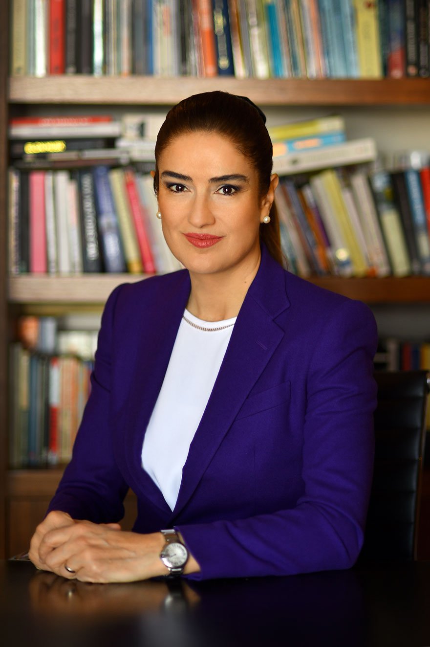 GENÇLERE İŞ VE AŞ İÇİN REÇETEM VAR Avukat Ece Güner Toprak, “Ülkem İçin Çare” isimli kitabında Türkiye'nin sorunlarını tespit etti. Toprak “Gençliğimize bir gelecek, iş ve aş için reçetelerim var” diye konuştu.