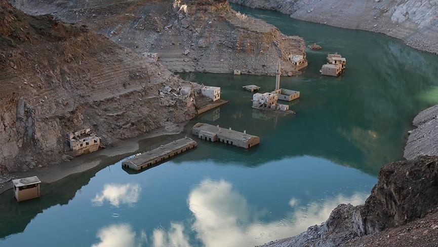 Artvin’de baraj suları çekilince köy ortaya çıktı
