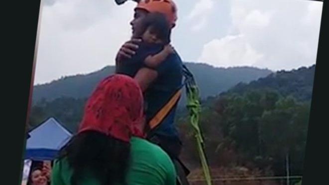 Kucağında bebeğiyle bungee jumping yaptı