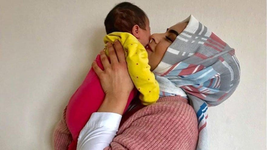 Gelin adayı Hanife estetik yaptırıp bebeği kucağına aldı