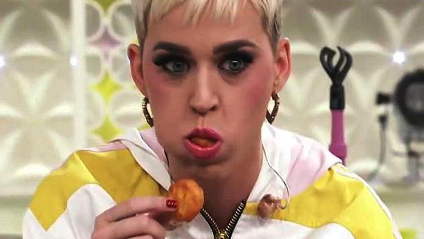 Katy Perry tavuk yerken boğuluyordu