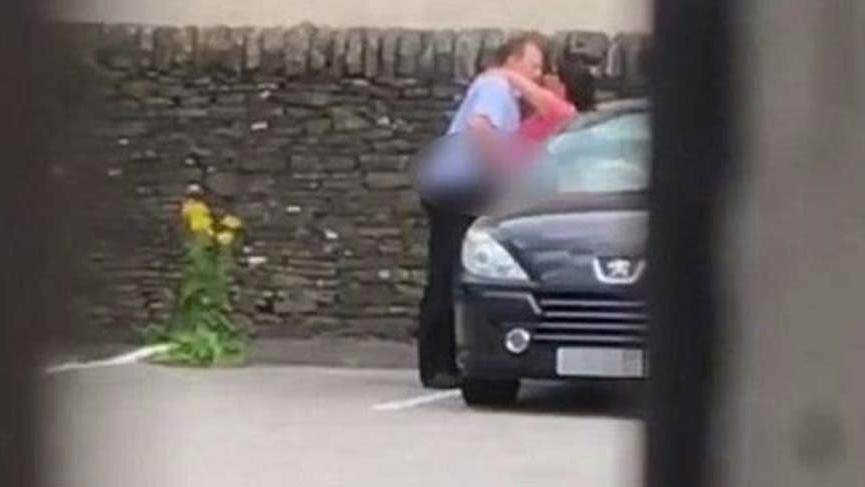 İngiltere’yi sallayan görüntüler! Otoparkta ilişki yaşadılar