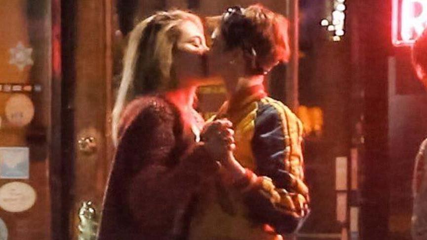 Cara Delevingne ve Paris Jackson dudak dudağa yakalandı!