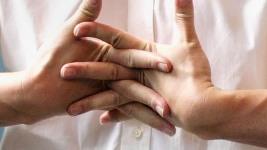 İnsanlığın en sinir bozucu alışkanlığı: Parmaklarda çıtlama sesi nereden geliyor?