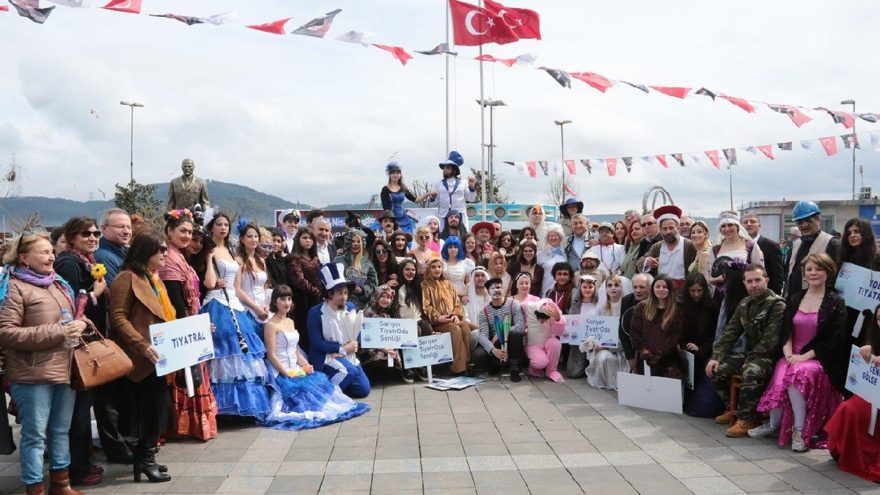 Tiyatro için yürüyecekler