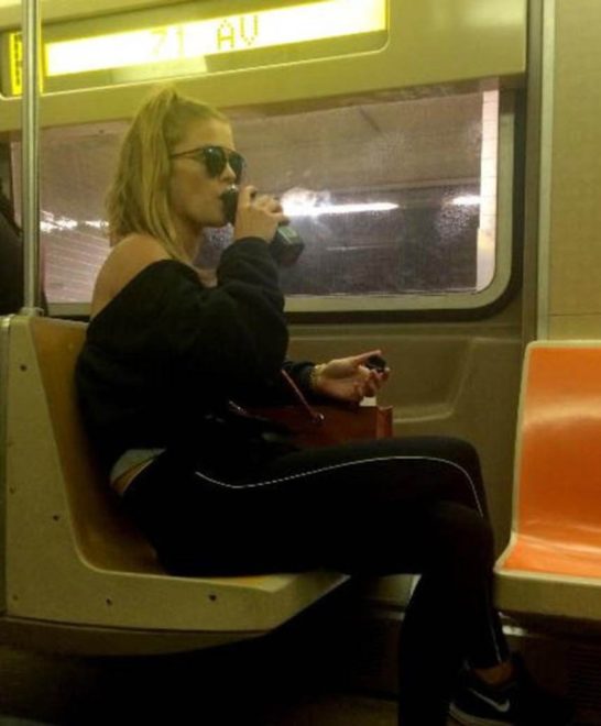 Danimarkalı model Nina Agdal da sık sık toplu taşımayı tercih ediyor.
