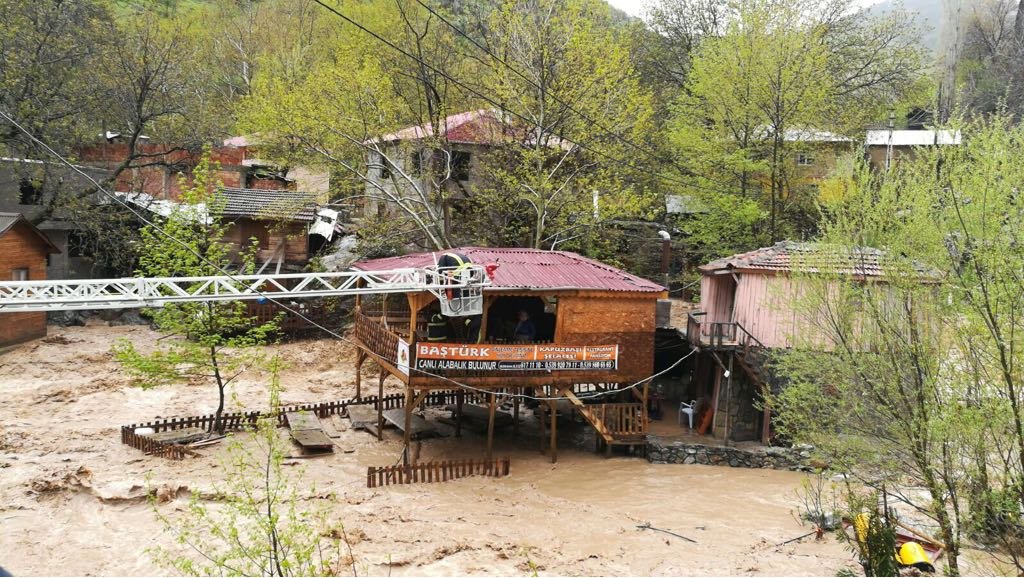 mutfakta-biri-mi-var