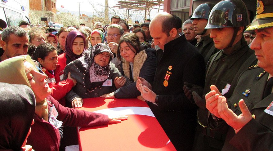 ŞEHİDİN EŞİ ZELİHA ÇETİN (SOLDA KIRMIZILI) VE ANNE CENNET ÇETİN (TABUTUN BAŞINDAKİ) TABUTUN YANINDA GÖZYAŞI DÖKTÜ.