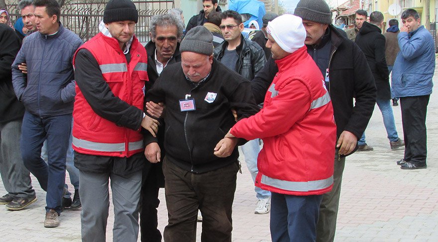 ŞEHİDİN BABASI SALİH ÇETİN (ORTADA) AYAKTA DURMAKTA GÜÇLÜK CEKTİ.
