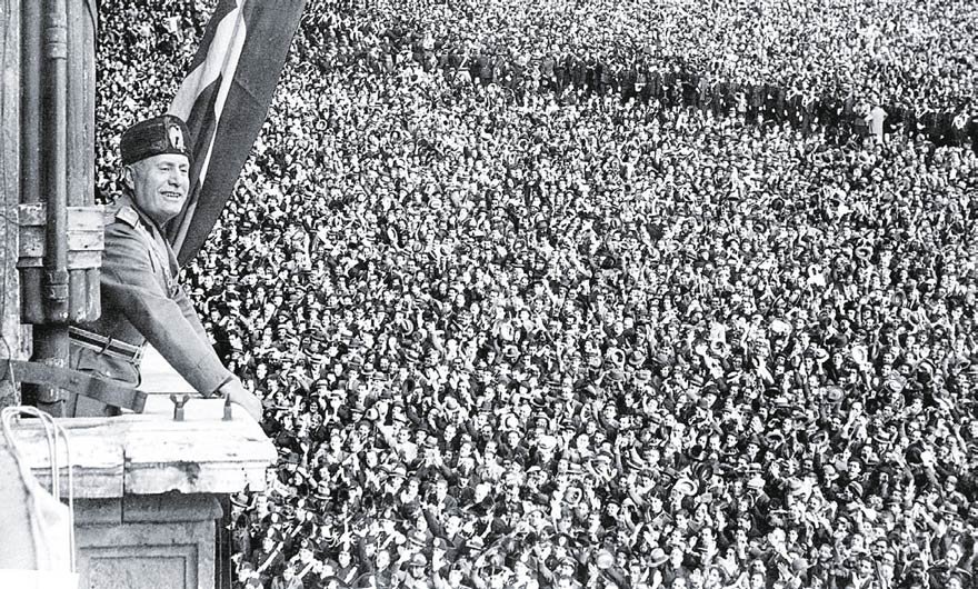 Mussolini balkon konuşmalarında yüzbinlere seslenirdi. Mussolini'yi çılgınca alkışlayan kadınlar da vardı. 