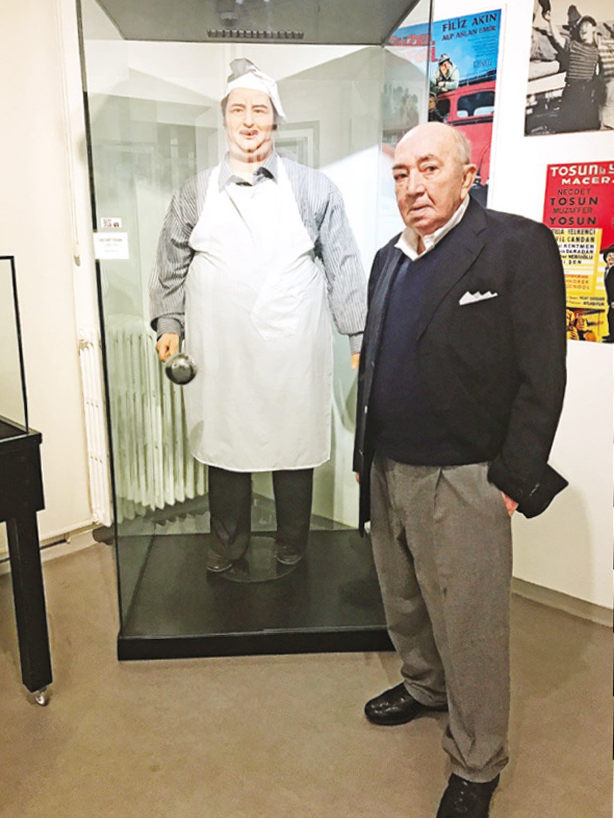 Türker İnanoğlu, Necdet Tosun'un balmumu heykeliyle...