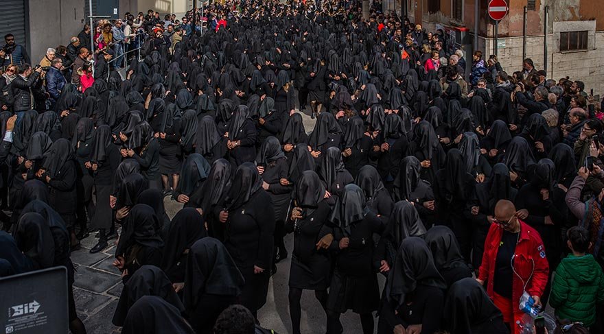 Yüzlerce kadın baştan aşağı siyah giyerek, yüzlerini de siyah peçelerle kapatarak yürüdü.