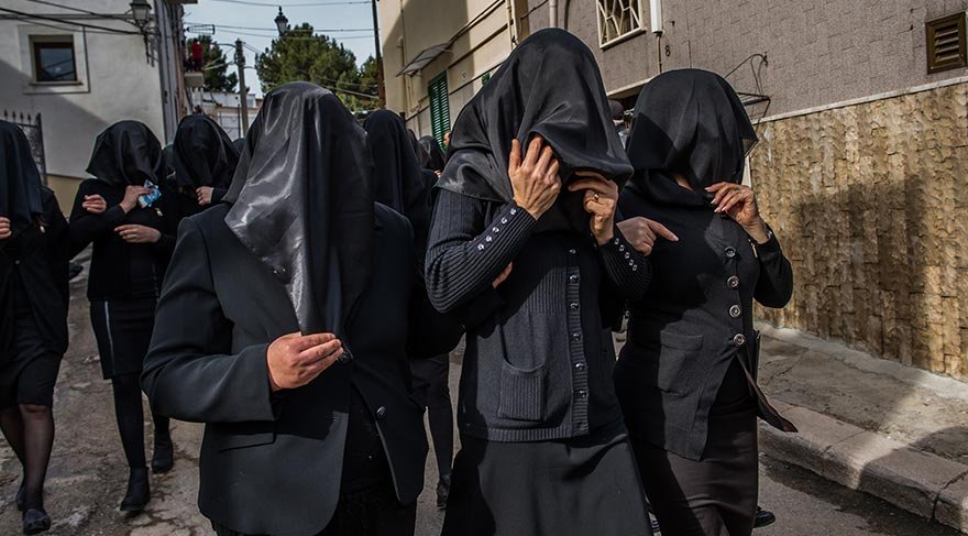 Acı içinde Meryem Ana'nın heykelini takip eden kadınlar, Saints Francis and Biagio Kilisesi'nden başlattıkları yürüyüşü şehir meydanında sonlandırıyor.