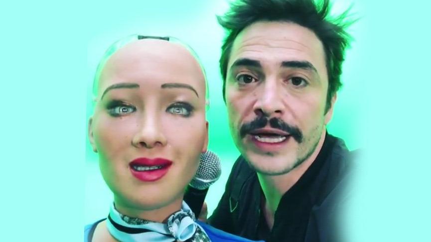 Ahmet Kural’dan robota aşk sorusu