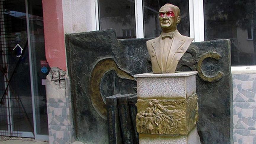 Atat&uuml;rk b&uuml;st&uuml;ne &ccedil;irkin saldırı