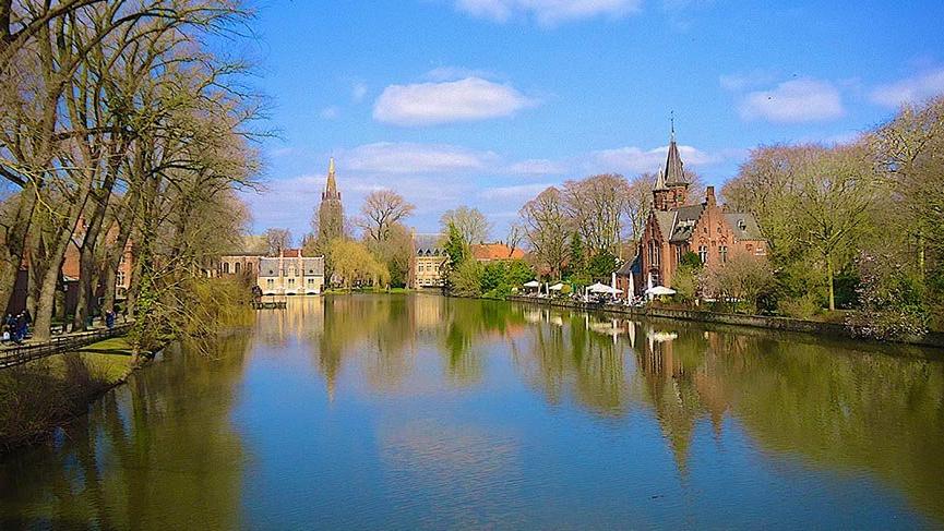 Brugge kanallarında doyumsuz bir yolculuk