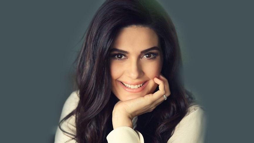 Bergüzar Korel’den elbiseli destek