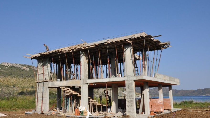Datça’da sit alanındaki kaçak otel inşaatı sürüyor