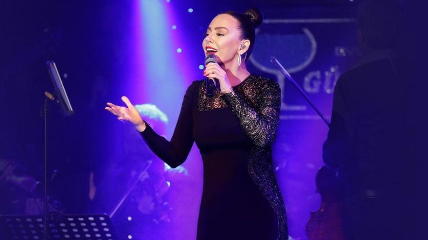 Ebru Gündeş sahne kıyafetini 50 bin TL’ye sattı