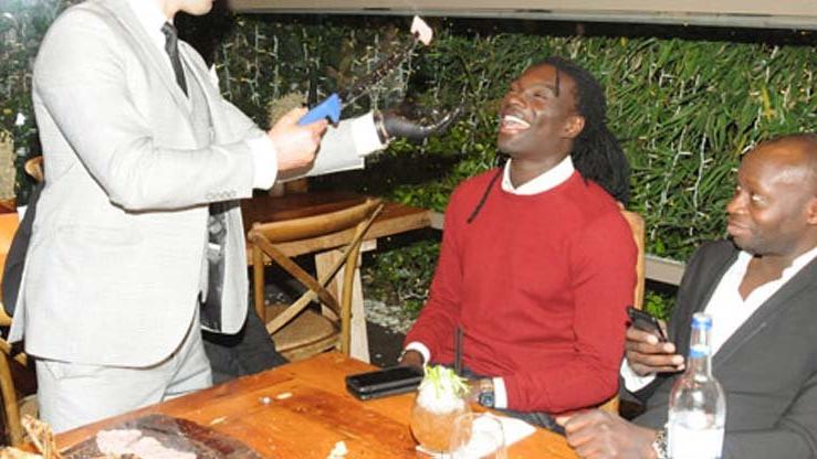 Bafétimbi Gomis ve arkadaşları 8 kilo et yedi
