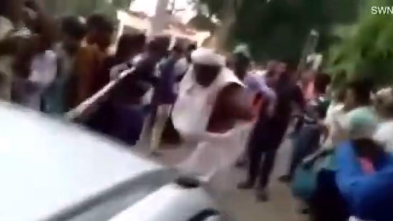 Hindistanlı din adamı cinsel organıyla otomobil çekti