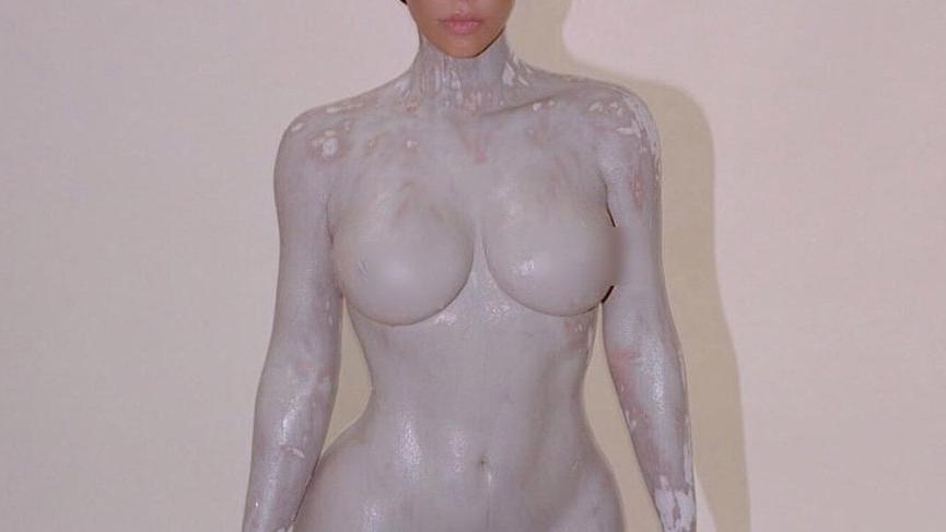 Kim Kardashian parfüm şişesi için soyundu