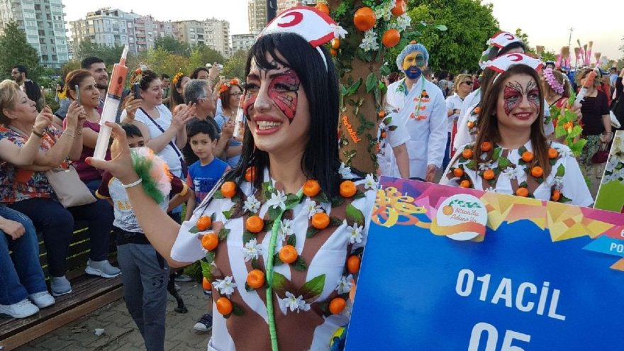 Portakal Çiçeği Karnavalı’nda ’01 acil’ kostümüne yoğun ilgi