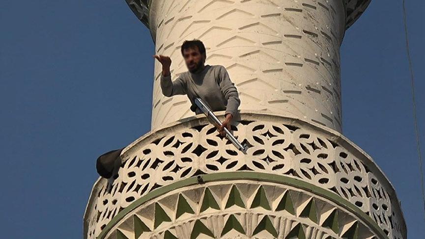 Pompalı tüfekle minareye çıktı, polisi alarma geçirdi