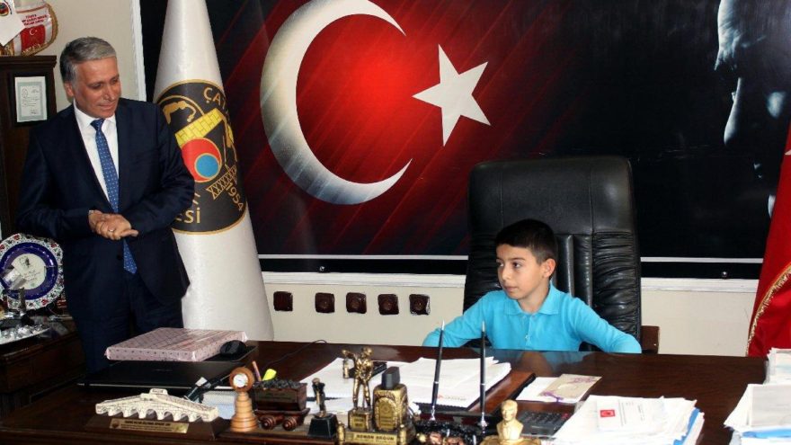 Koltuğa oturan Tuğberk: Santrallerin gölgesinde nesil istemiyorum