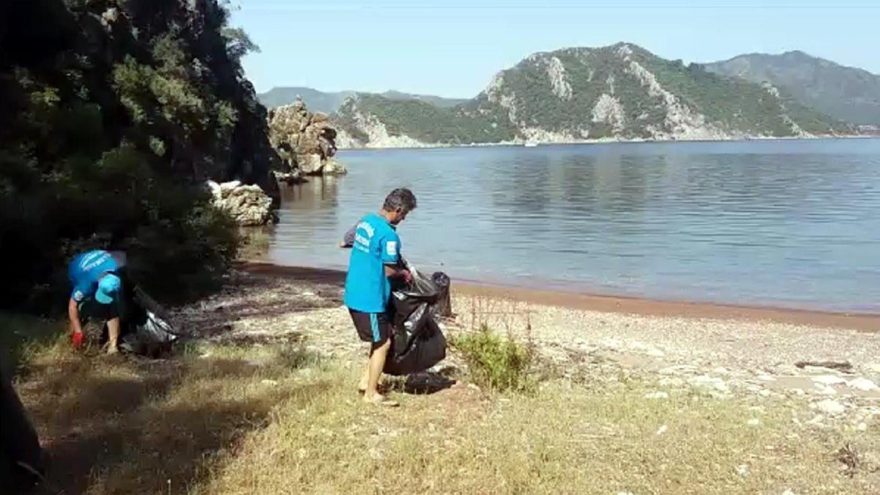 Marmaris’te adalardan 5 ton çöp toplandı