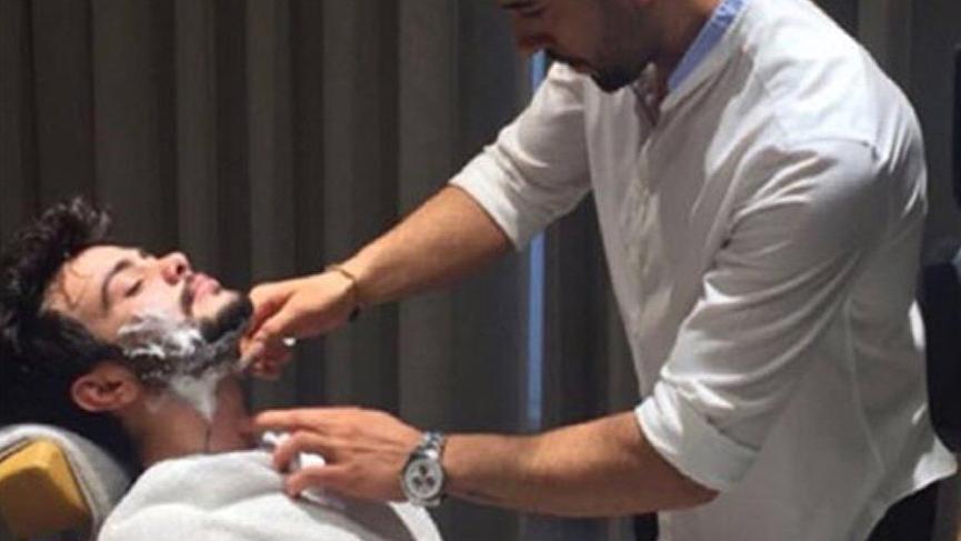 Rüzgar Erkoçlar berber koltuğunda… Sakallarını kısalttı