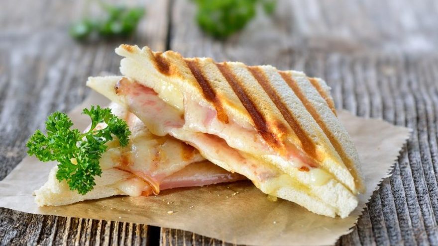 Karışık tost tarifi ve kalorisi: Domatesli, bol malzemeli karışık tost nasıl yapılır…