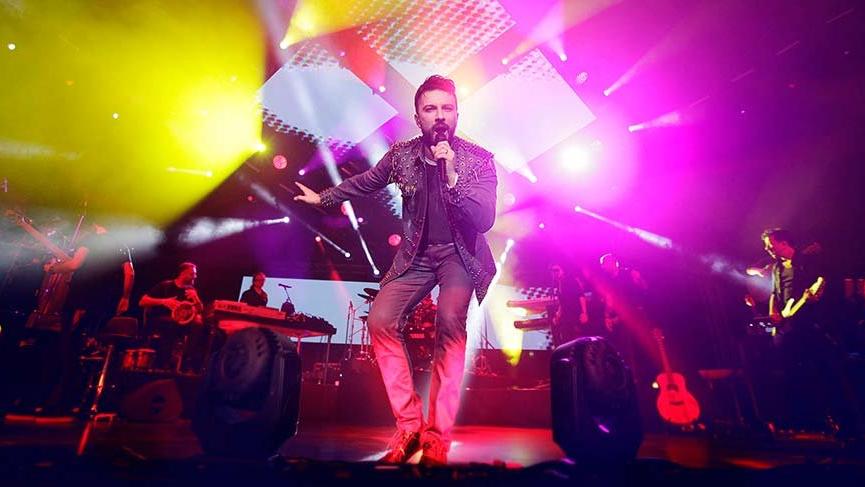 Tarkan’ın kalça dansı konsere damga vurdu