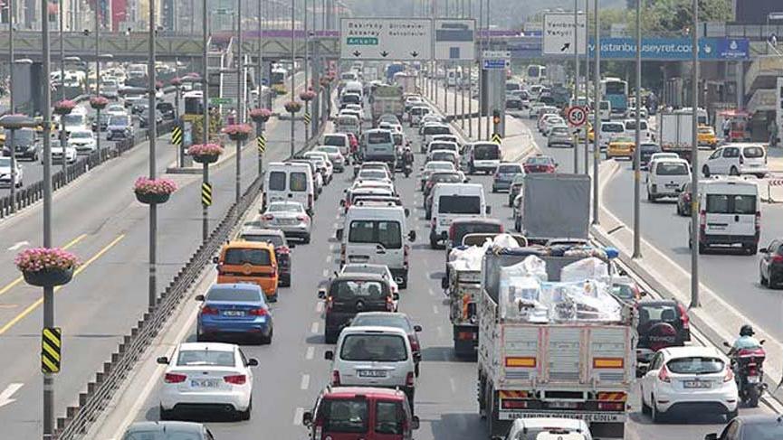 İstanbul´da haftada bir günlük mesai yola gidiyor