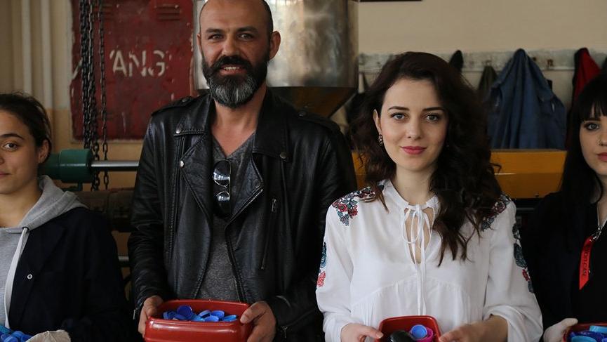 Sokak hayvanları için mama kabı yaptılar