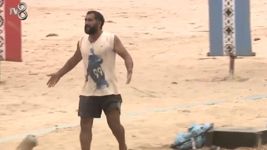 Ümit Karan çıldırdı, üstlerine yürüdü! Survivor son bölümde ödül oyununu hangi takım kazandı?