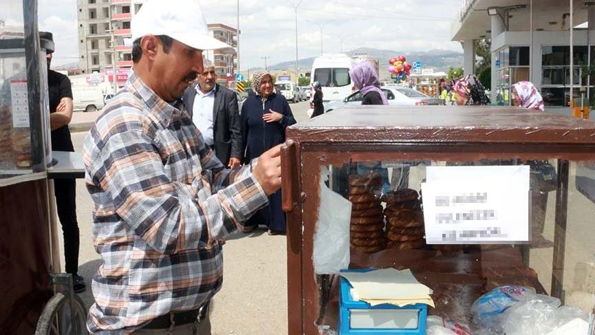 Simit arabasına yazdığı yazıyla eş arıyor
