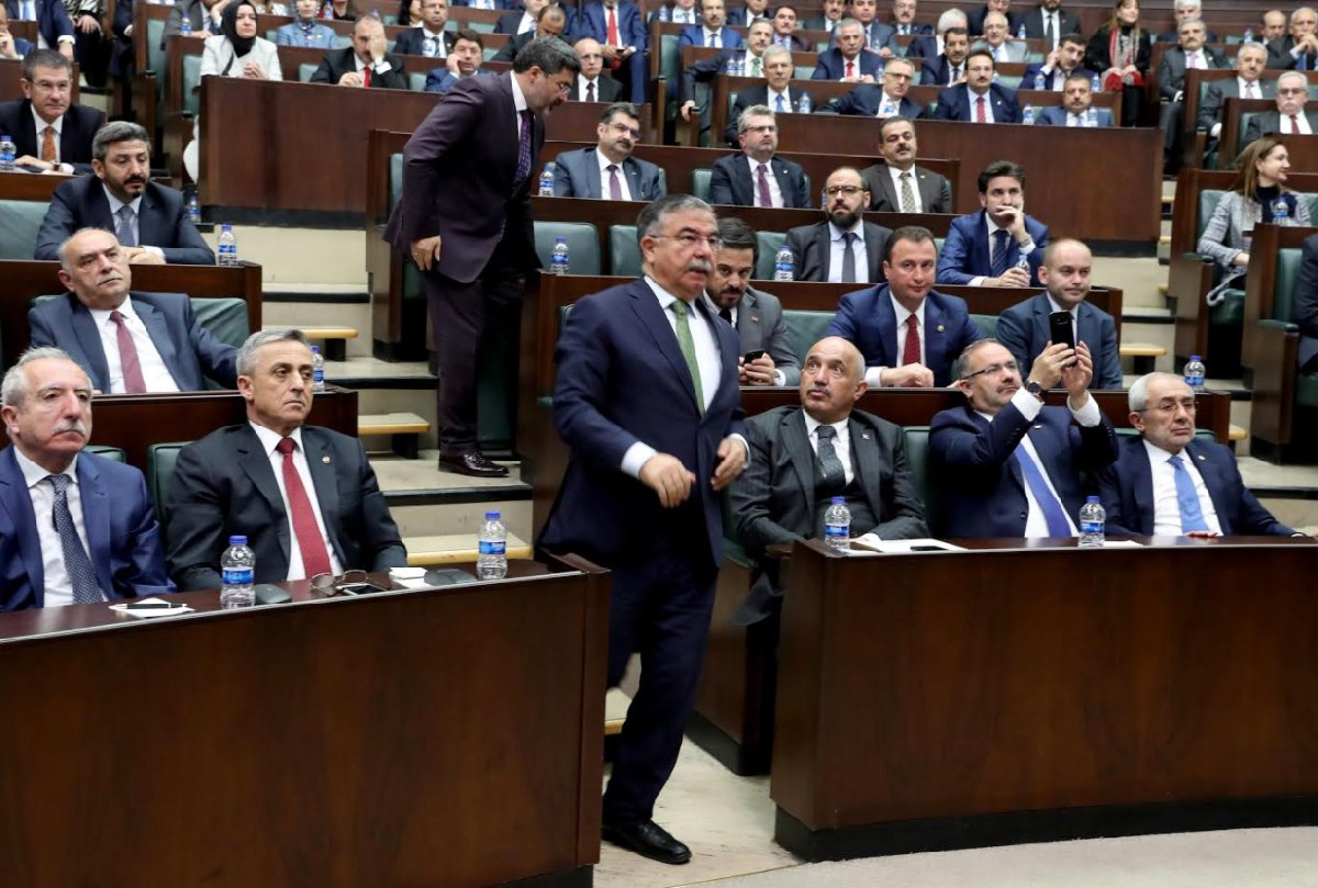 FOTO:SÖZCÜ/Zekeriya ALBAYRAK- Erdoğan "İsmet bey sizi buraya alalım" deyince, Milli Eğitim Bakanı koşar adım kürsüye geldi.