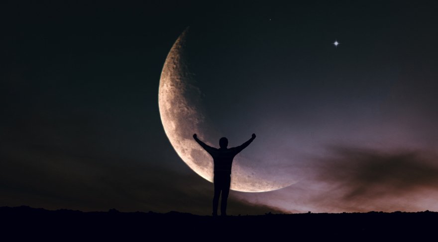 Yeni Ay Uranüsyen olacaktır. Astrolojide ise Uranüs; hava ve demir yolu taşımacılığı, teknolojik icatlar, uzayla, astroloji ile ilgili konular, emek örgütleri, grev, isyan, ayaklanma, devrim, izinsiz protesto gösterileri, savaşlar, kasırga, uçaklar, hava yolu şirketleri, yüksek güçlü rüzgarlar, depremleri, özgürlük hareketlerini, özgürlük, marjinal, bilinçte uyanışı sembolize eder.