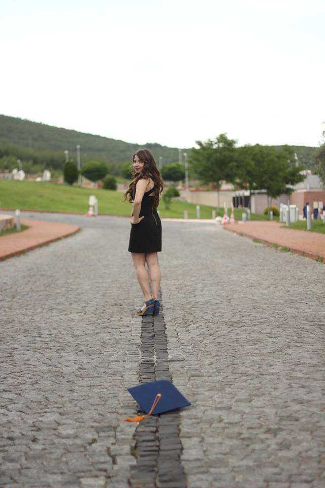 Merve Ãavdar, 2014 yılında mezun olduÄunda, hayallerine bir adım daha yaklaÅmıÅken bu pozu vererek mutluluÄunu ölümsüzleÅtirmiÅti.