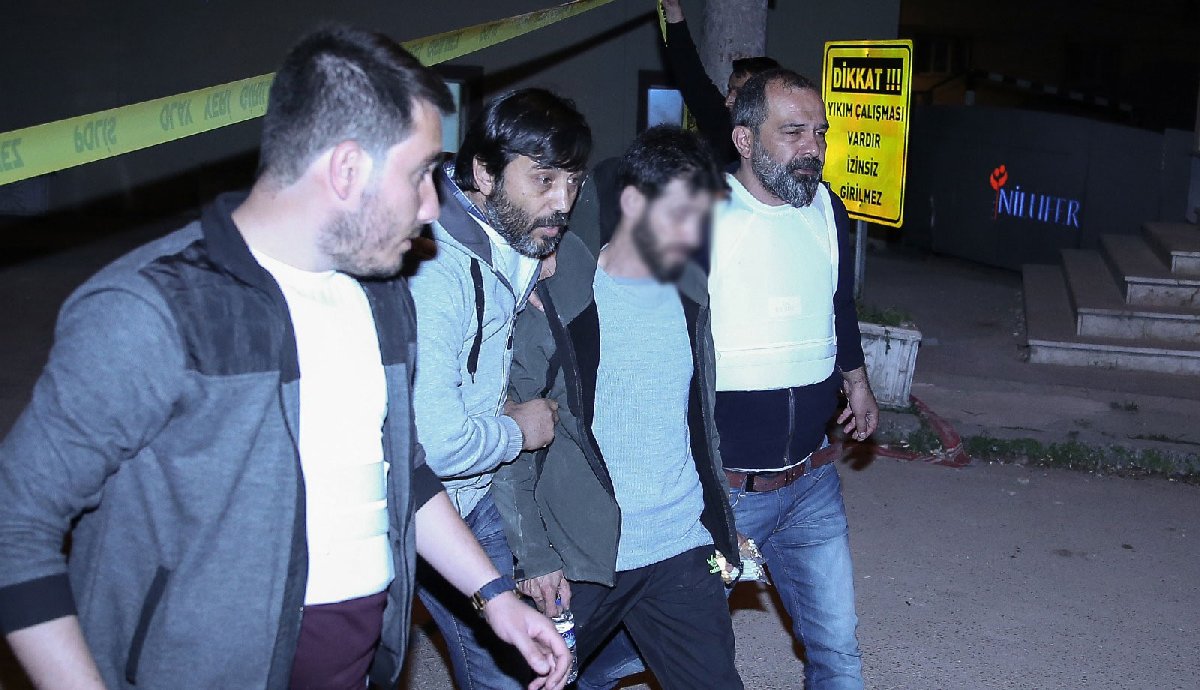 FOTO: DHA / Polis bunalımdaki vatandaşa kelepçe takmadı, koluna girip sağlık ekiplerine teslim etti.