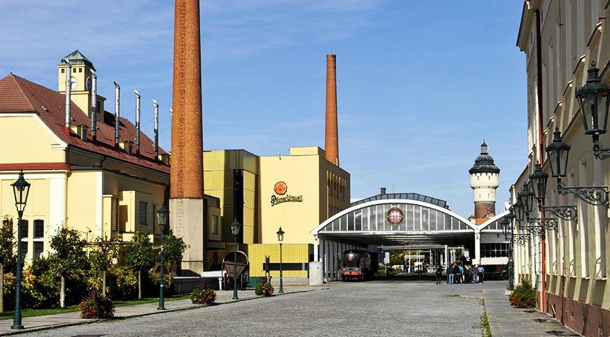 13.yy'dan kalma St. Bartholomew katedrali şehrin en önemli tarihi eseri.